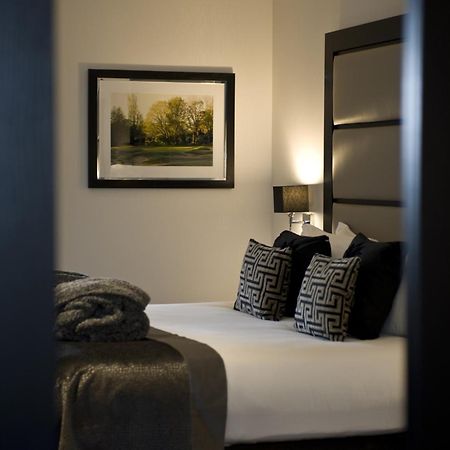 The Lodge At Kingswood Epsom Pokoj fotografie