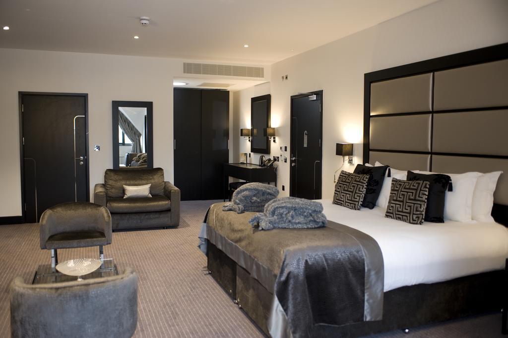 The Lodge At Kingswood Epsom Pokoj fotografie
