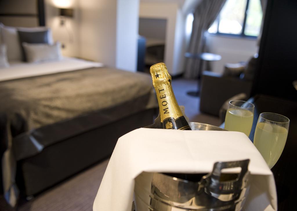 The Lodge At Kingswood Epsom Pokoj fotografie