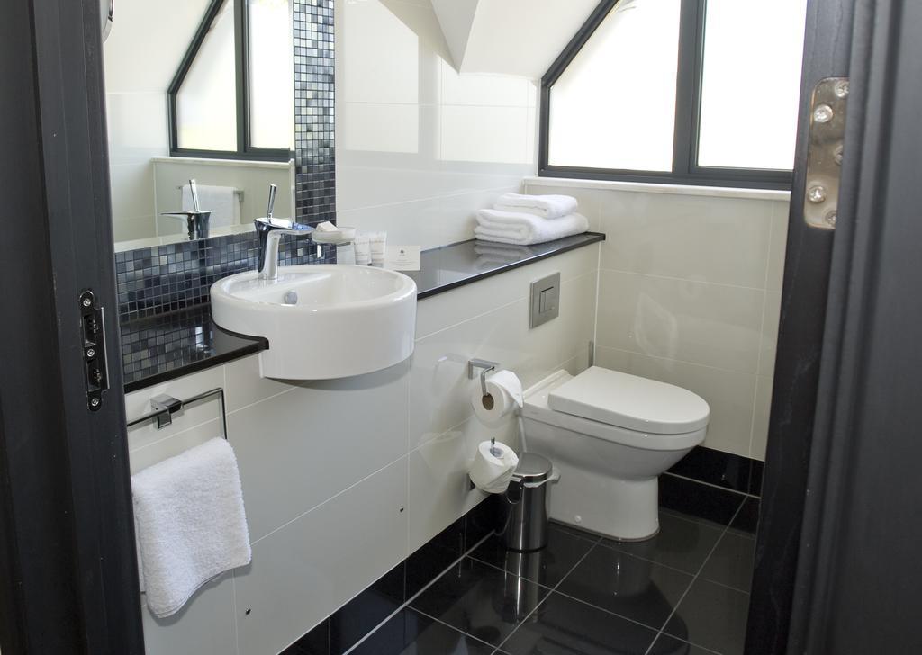 The Lodge At Kingswood Epsom Pokoj fotografie